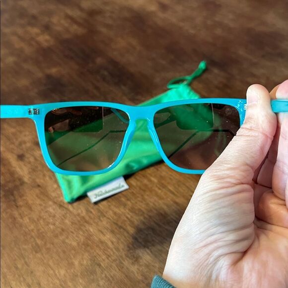 NWOT Unisex polarized Knockaround Fast Lanes Sport Pool Blue / Sunset